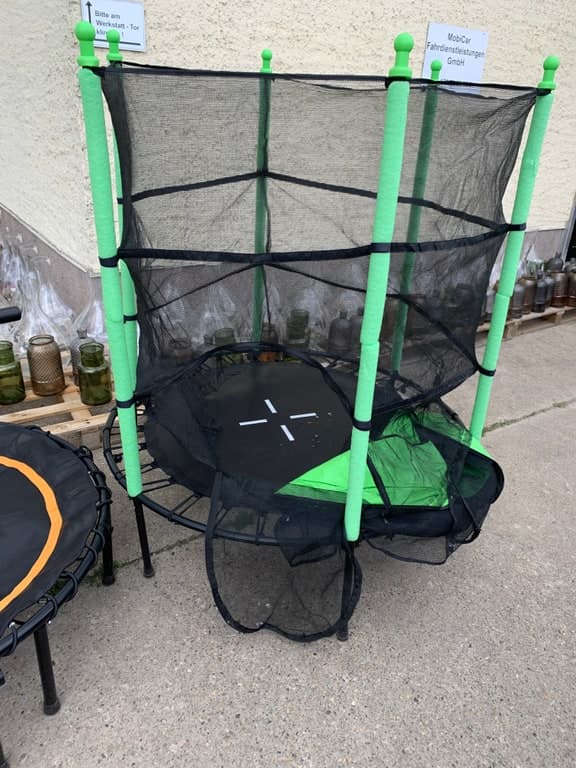 Kinder-Trampolin mit Sicherheitsnetz ø ca. 140 cm grün/schwarz Outdoor